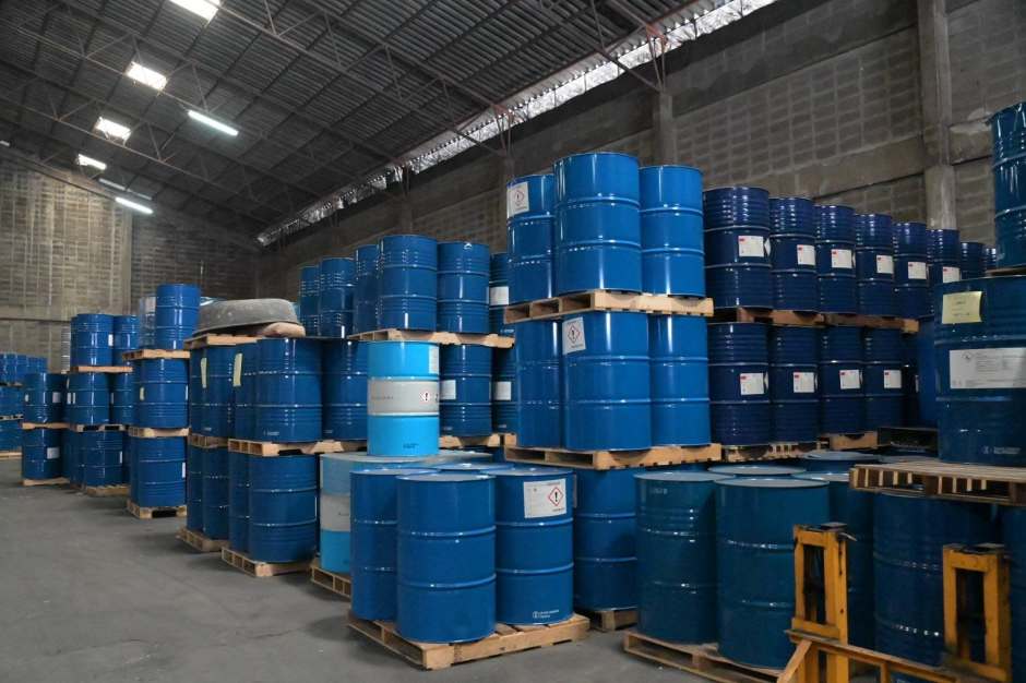 Fässer mit sichergestellten Chemikalien, die mutmaßlich für Drogenlabore im Goldenen Dreieck bestimmt waren. Bild: Department of Special Investigation (DSI)