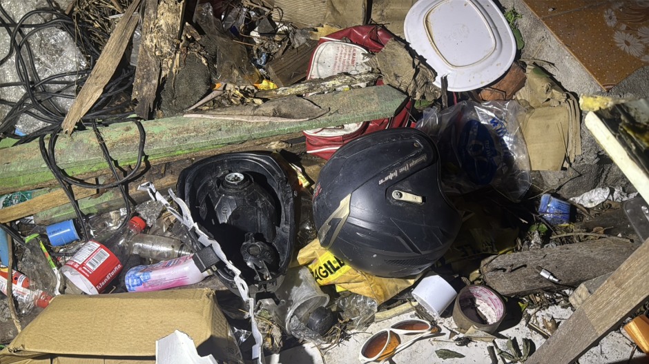 In dem Versteck fanden die Ermittler unter anderem Helme und weitere Gegenstände, die mit den sichergestellten Motorrädern in Verbindung stehen könnten. Bild: TMN.TV