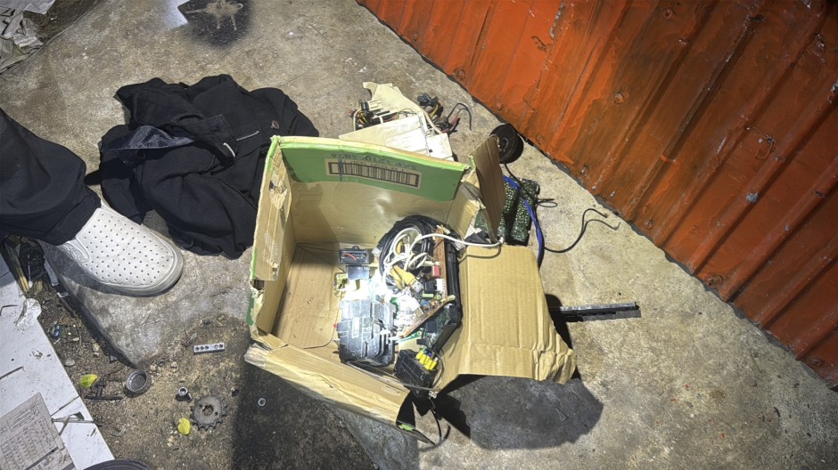Neben den Motorrädern stellten die Beamten auch zahlreiche Fahrzeugteile und elektronische Bauteile als Beweismittel sicher. Bild: TMN.TV
