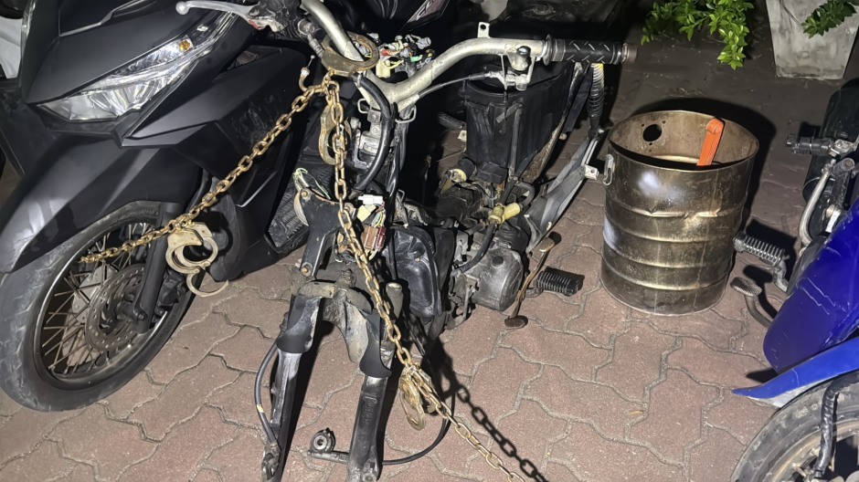 Zwei Motorräder waren bereits weitgehend ausgeschlachtet und bis auf den Rahmen sowie einzelne Bauteile zerlegt. Bild: TMN.TV
