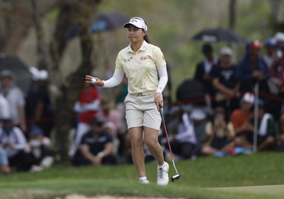 Atthaya „Jeeno“ Thitikul aus Thailand grüßt die Zuschauer nach einem Putt an Loch fünf während der Honda LPGA 2026 auf dem Old Course des Siam Country Club in Pattaya. Foto: epa/Rungroj Yongrit