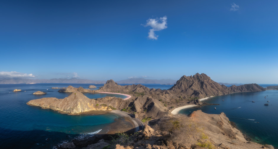 Padar Island im Komodo-Nationalpark: Auch hier planen Investoren ein Luxusresort –  mitten im Lebensraum der bedrohten Komodo-Drachen, was Umweltschützer alarmiert. Foto: picture alliance / Zoonar | Dawid Kalisinski