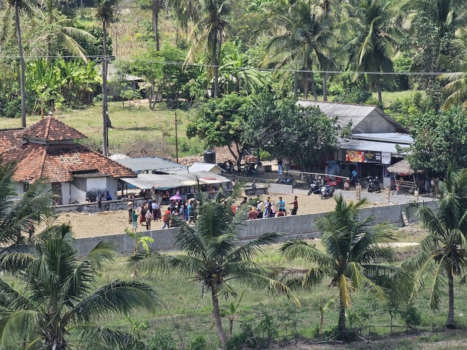 Blick auf das Dorfleben in Buwun Mas, einem ruhigen Ort auf Lombok. Hier entsteht die „Marina Bay City“. Foto: picture alliance/dpa | Ahmad Pathoni