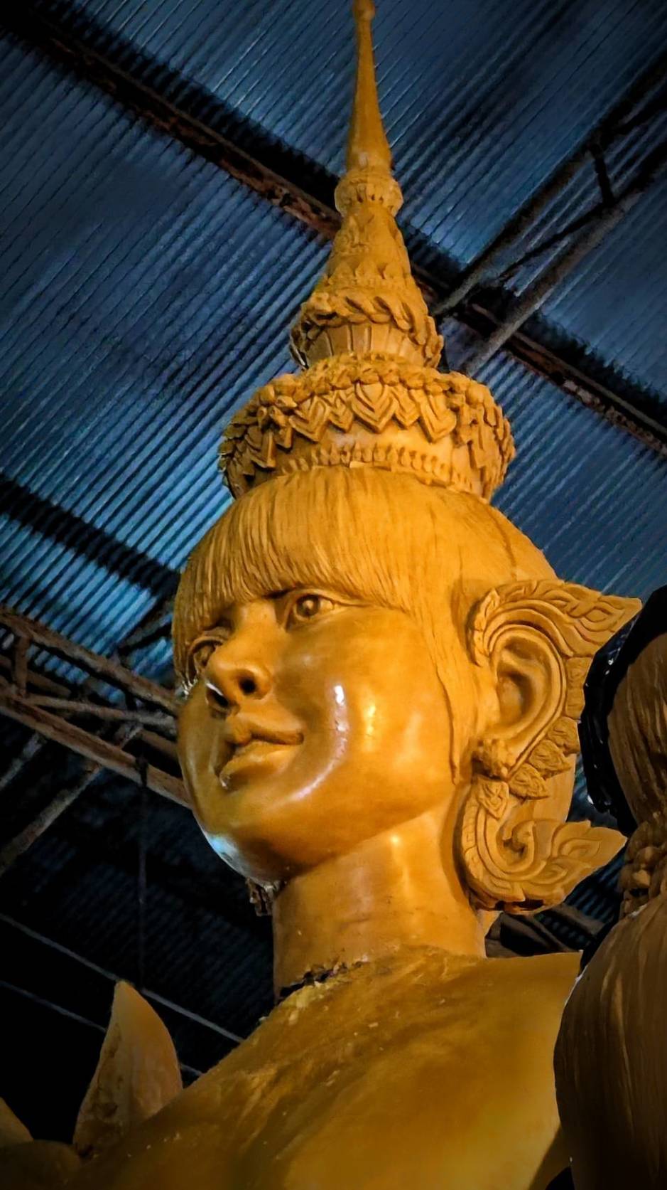 Die Wachsfigur mit den Gesichtszügen von Popsängerin Lisa verbindet buddhistische Symbolik mit moderner Popkultur. Bild: Khaosod