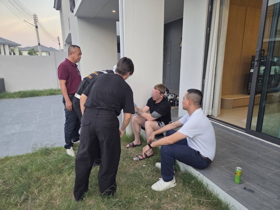 Ermittler befragen den Verdächtigen nach seiner Festnahme vor dem Wohnhaus. Bild: TMN.TV