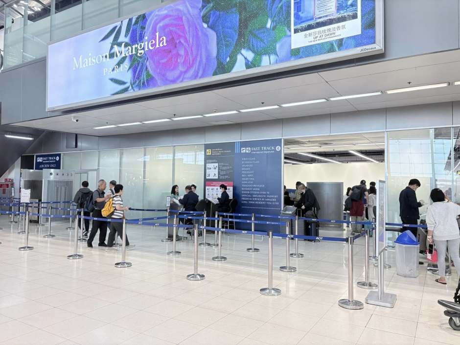 Der Zugang zur Sicherheitskontrolle wurde im Zuge der Renovierungsarbeiten neu organisiert. Bild: Suvarnabhumi Airport﻿
