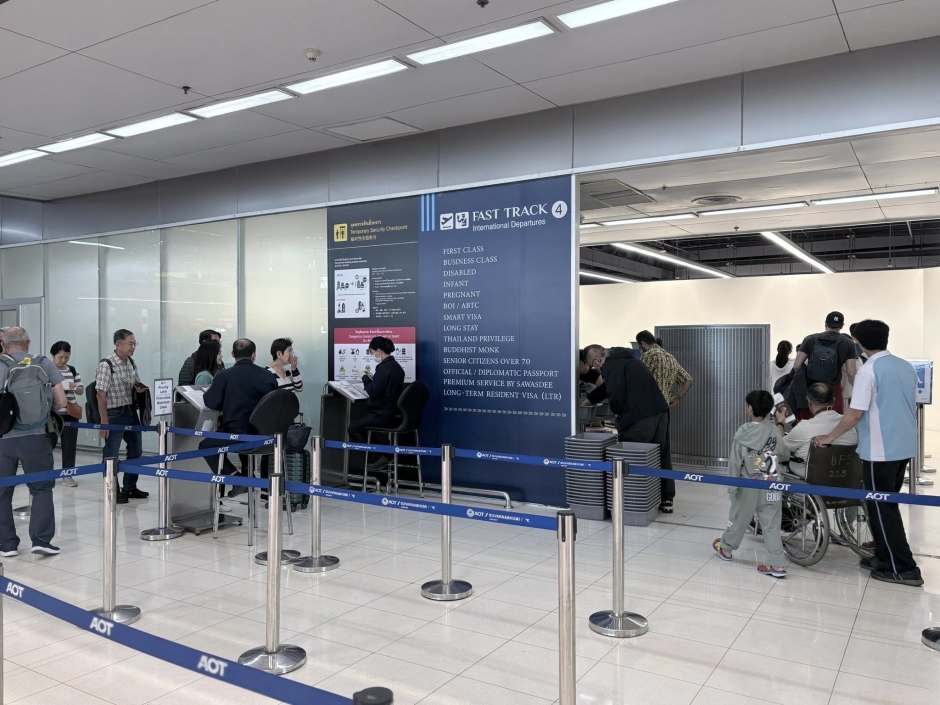 Passagiere nutzen während der Bauphase einen temporären Fast-Track-Zugang zur beschleunigten Kontrolle. Bild: Suvarnabhumi Airport﻿
