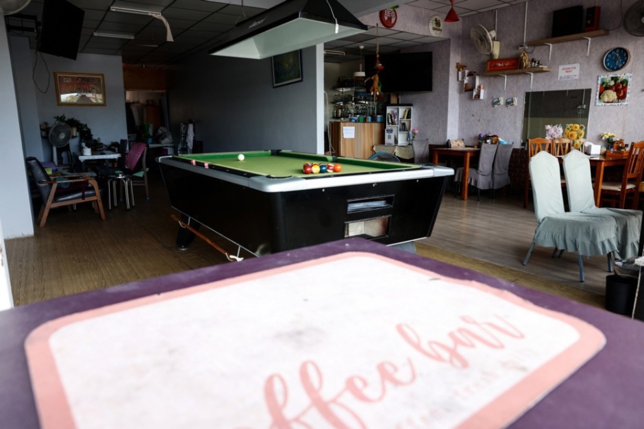 Anwohnern zufolge besuchte der Tatverdächtige regelmäßig diese Billardbar in seiner Wohnanlage. Foto: epa/Dario Pignatelli