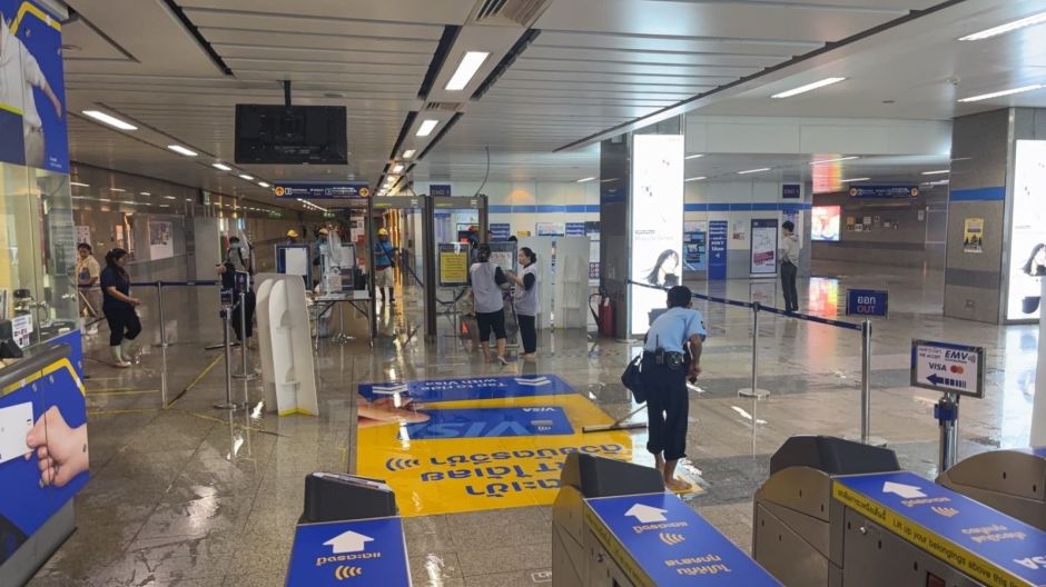Nach den Überschwemmungen in der MRT-Station Cultural Centre reinigen Mitarbeiter den Eingangsbereich. Bild: FM91 Trafficpro