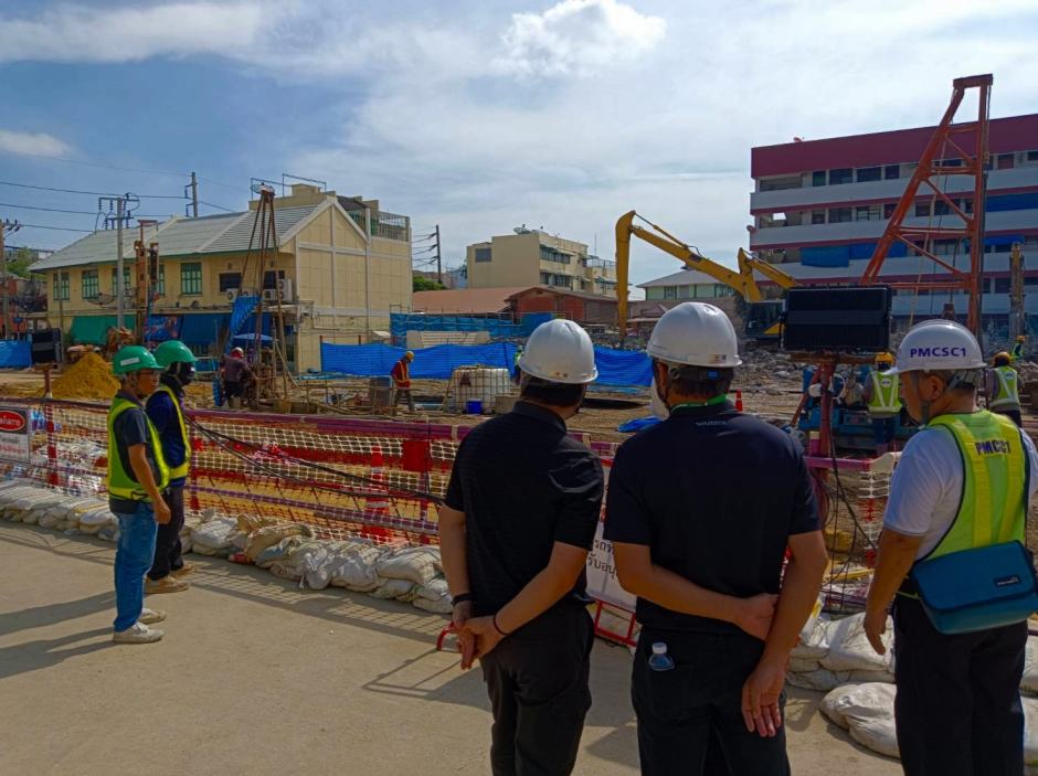 Ingenieure und Projektleiter inspizieren die Baustelle vor dem Vajira Hospital während der Bodenarbeiten. Bild: Mass Rapid Transit Authority Of Thailand (MRTA)