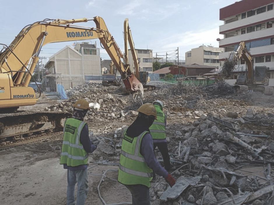 Bauarbeiter räumen Schutt und Betonreste nach dem Abriss der alten Polizeistation Samsen auf der Samsen Road. Bild: Mass Rapid Transit Authority Of Thailand (MRTA)