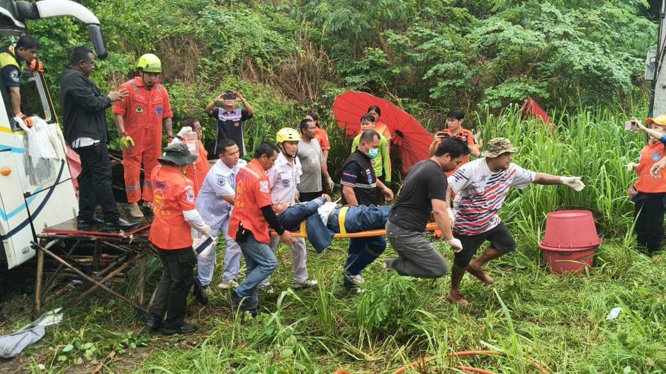 Die Bergung der Verletzten erfolgte unter schwierigen Bedingungen neben der Fahrbahn des Highway 304. Bild: หมี กู้ภัยอุดมทรัพย์ อ.วังน้ำเขียว