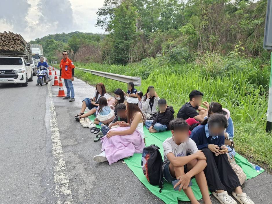 Verletzte Fahrgäste wurden nach dem Unfall am Straßenrand betreut und versorgt. Bild: หมี กู้ภัยอุดมทรัพย์ อ.วังน้ำเขียว