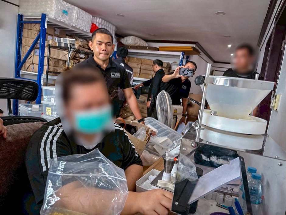Ermittler durchsuchen die mutmaßliche illegale Produktionsstätte in einem Wohngebäude im Bangkoker Bezirk Suan Luang. Bild: Central Investigation Bureau (CIB)