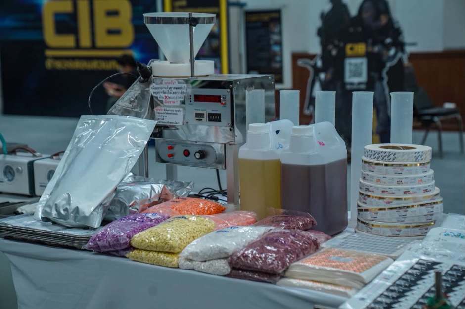 Neben Steroidpräparaten wurden auch Abfüll- und Verpackungsmaschinen sowie große Mengen an Rohstoffen und Etiketten beschlagnahmt. Bild: Central Investigation Bureau (CIB)