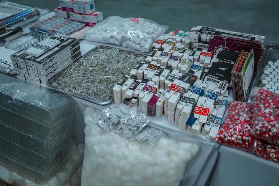 Zu den Beweismitteln gehören Spritzen, Ampullen, Verpackungen und weitere Materialien für die Herstellung und den Vertrieb der illegalen Produkte. Bild: Central Investigation Bureau (CIB)