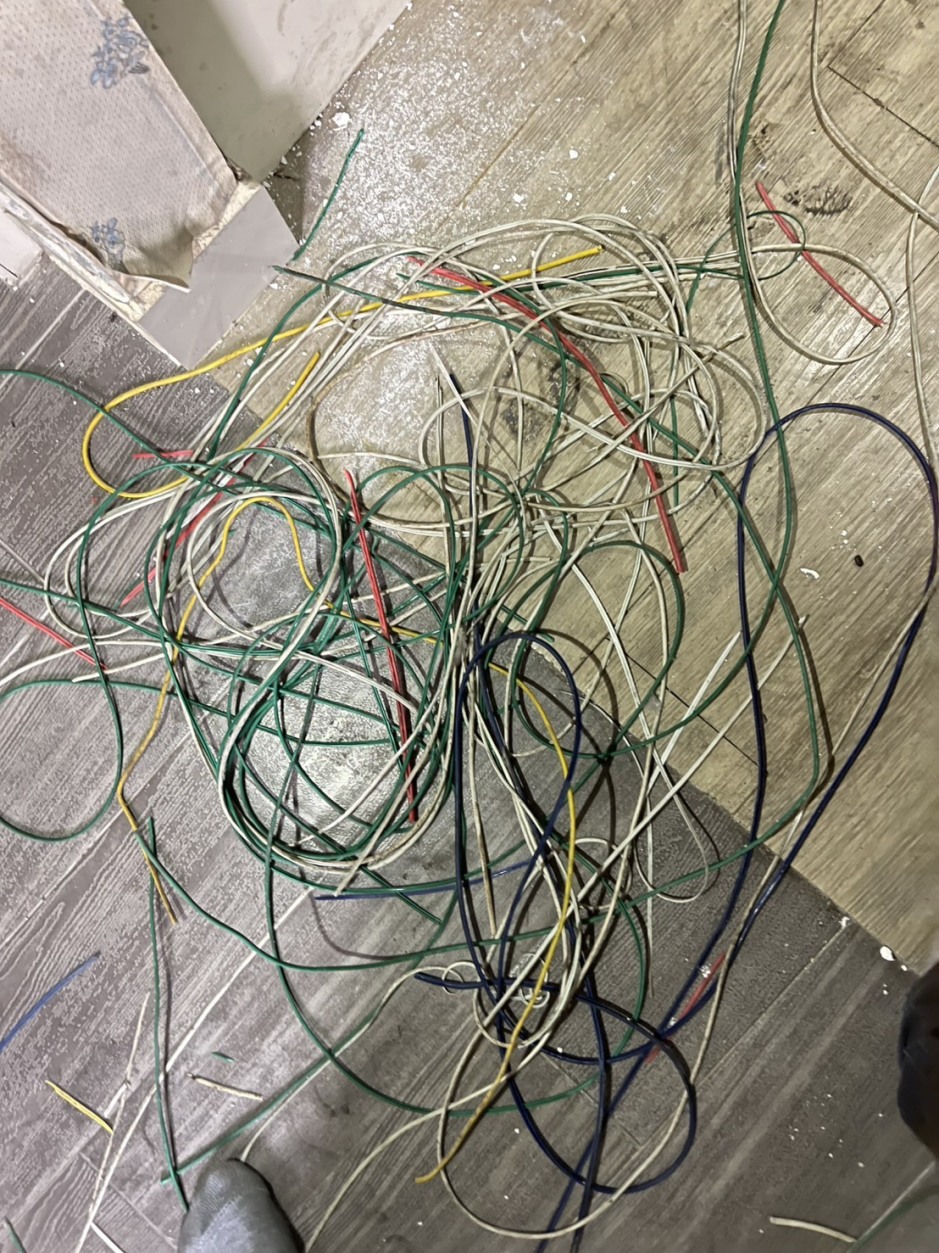 Zerschnittene Kabel zeugen von den erheblichen Schäden, die der Einbrecher im Gebäude hinterließ. Bild: TMN.TV