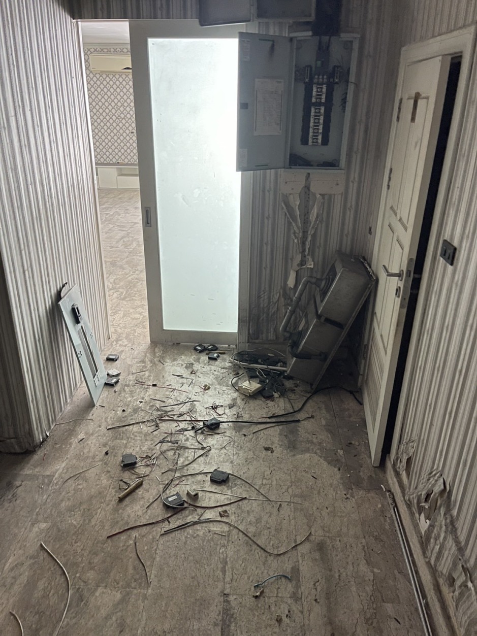 Im Flur des Firmengebäudes blieben nach dem Einbruch beschädigte Installationen und herausgerissene Bauteile zurück. Bild: TMN.TV