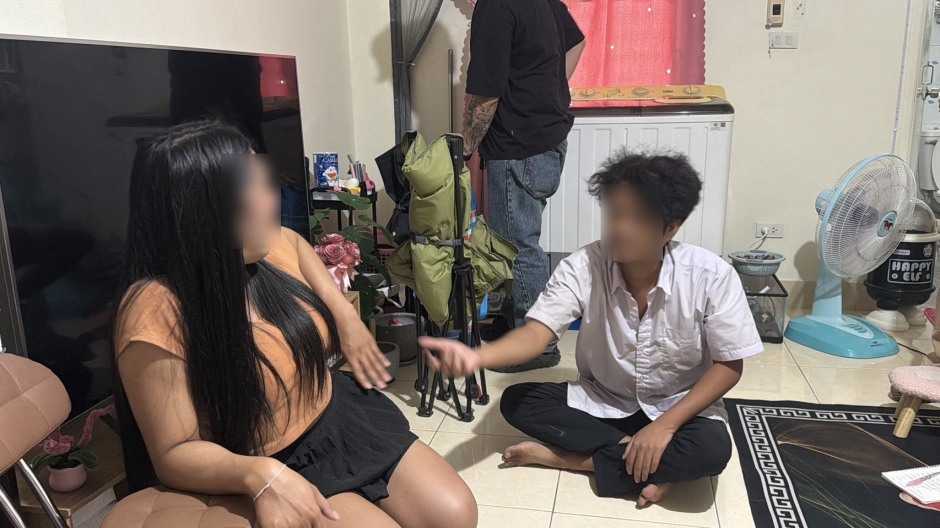 Während der Polizeimaßnahme kam es zu einem emotionalen Treffen zwischen der Verdächtigen und ihrem Partner. Bild: TMN.TV