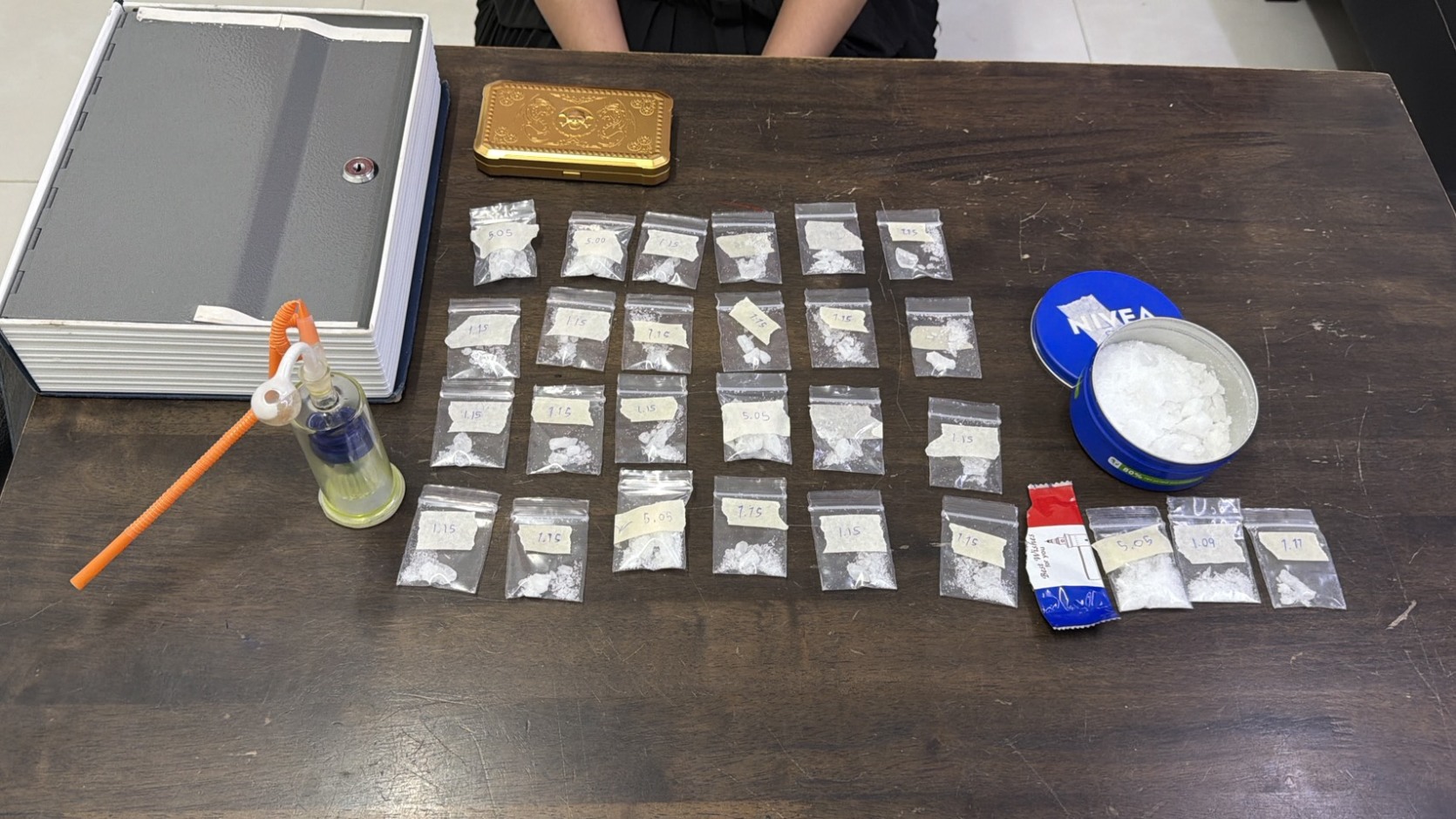 In mehreren Beuteln abgepacktes Crystal Meth sowie weiteres Zubehör wurden von den Ermittlern beschlagnahmt. Bild: TMN.TV