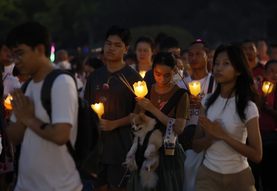 Gläubige nehmen am Visakha-Bucha-Tag an einer Kerzenprozession teil und gedenken der Geburt, Erleuchtung und des Todes Buddhas. Bild: epa/Narong Sangnak