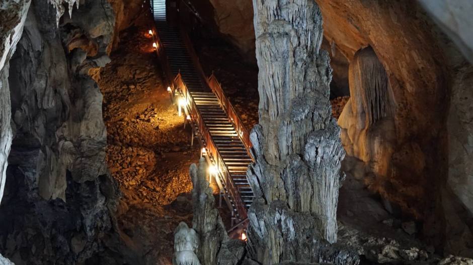 Beleuchtete Treppenanlage führt durch den erschlossenen Besucherbereich der Höhle. Bild: Department of National Parks, Wildlife and Plant Conservation (DNP)
