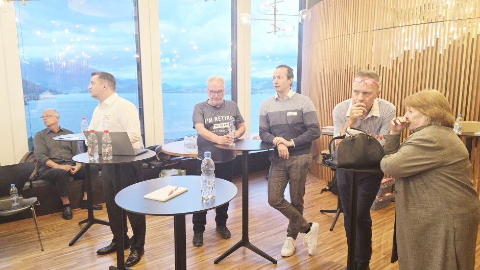 Während des Seminars: Zweiter von links ist Beat Amrein, vierter von links ist Ruedi Seiler, gefolgt von Andre Stocks. Die anderen Personen sind Seminarteilnehmer.