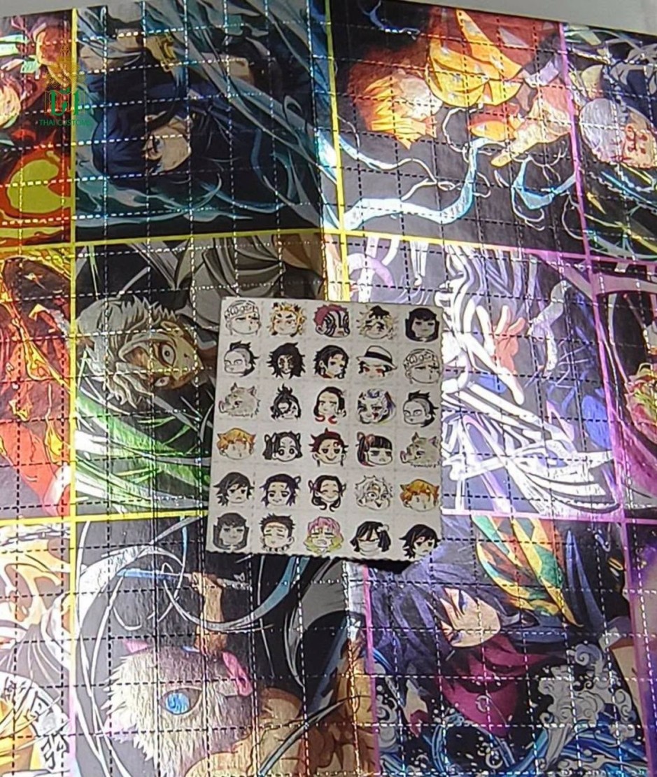 Einzelne LSD-Blotter sowie ein größerer Bogen mit bunten Motiven, den der Zoll bei der Kontrolle einer Sendung aus Deutschland sicherstellte. Bild: Thai Customs Department