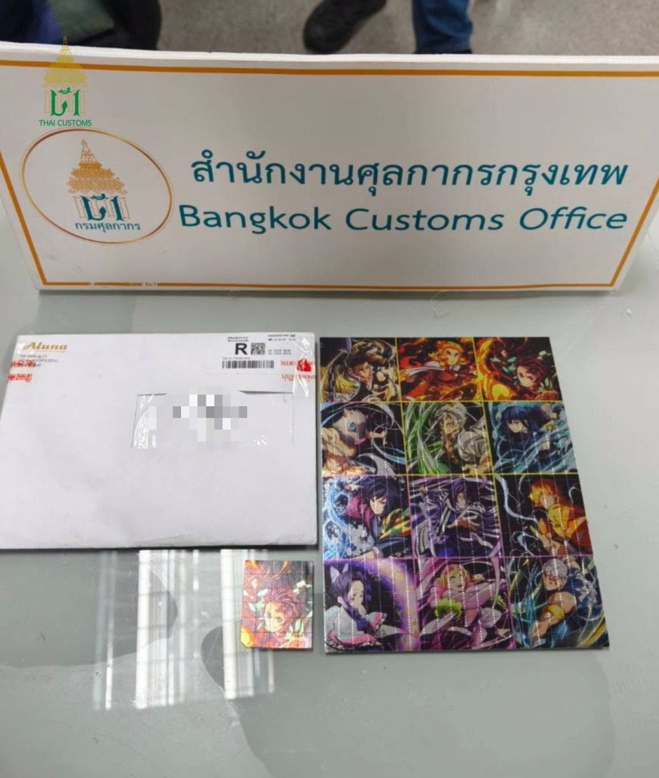 Der Bangkok Customs Office präsentierte die beschlagnahmte Sendung mit den LSD-Blottern, die mutmaßlich nach Thailand geschmuggelt werden sollte. Bild: Thai Customs Department