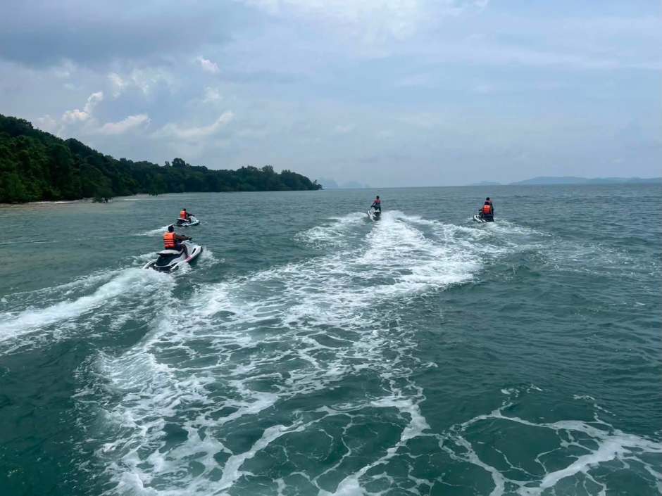 Im Rahmen der Schwerpunktaktion kontrollieren die Behörden Jetski-Anbieter auch auf dem Wasser. Foto: Sanphet Bunyamanee