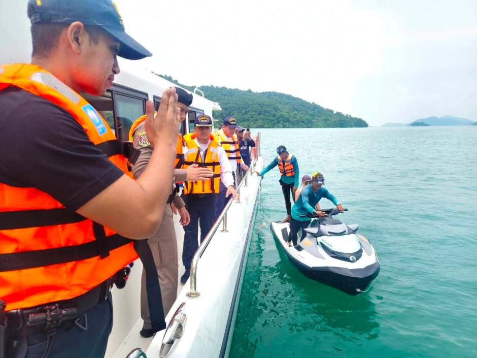 Kontrollkräfte überprüfen auf See die Einhaltung der Vorschriften für den Betrieb von Jetskis vor Phuket. Foto: Sanphet Bunyamanee