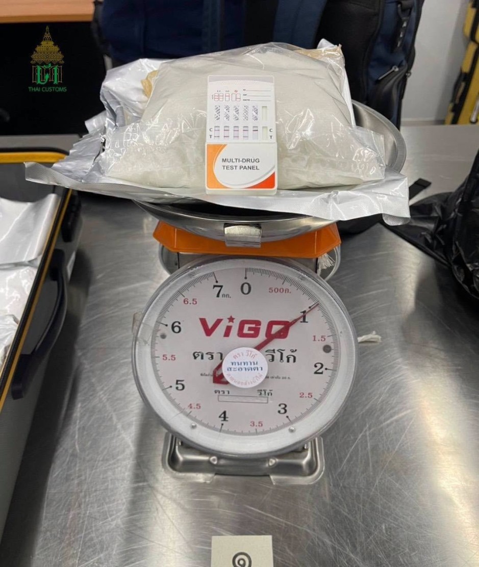 Die sichergestellte Substanz wurde von den Zollbeamten gewogen und anschließend einem Drogenschnelltest unterzogen. Bild: Thai Customs Department