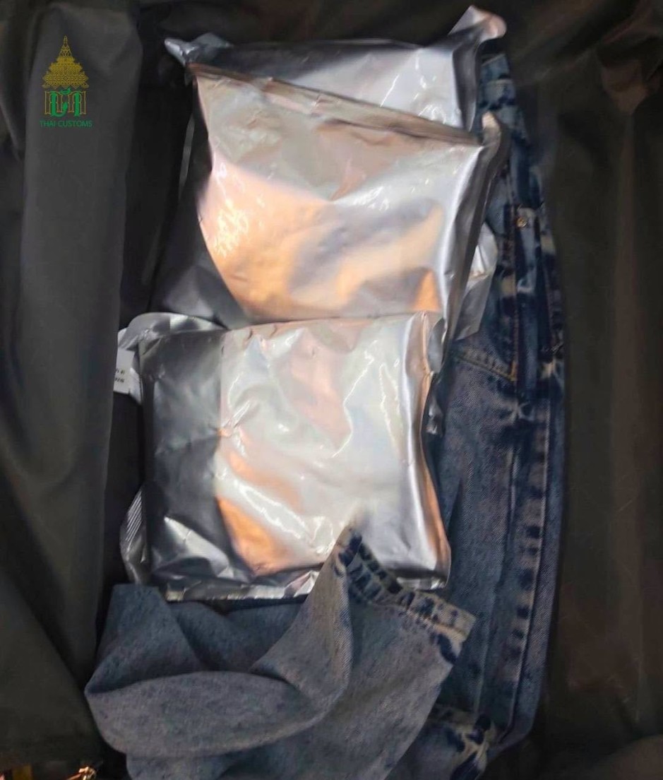 Die verdächtigen Pakete waren zwischen Kleidungsstücken im Reisegepäck des Passagiers verborgen. Bild: Thai Customs Department
