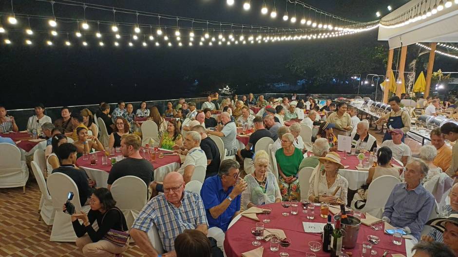 Abendliches Charity-Buffet mit rund VIP-Gästen auf der Terrasse.