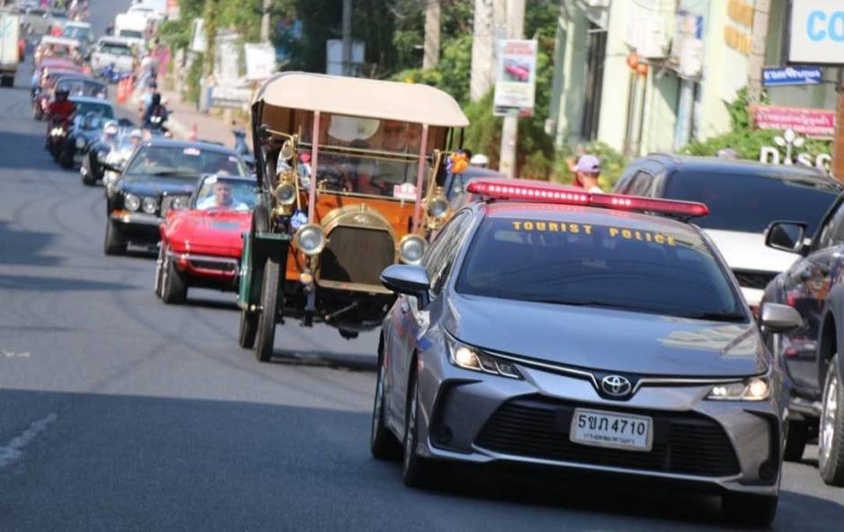 Oldtimer-Parade mit Polizeibegleitung auf der Pattaya Beach Road.