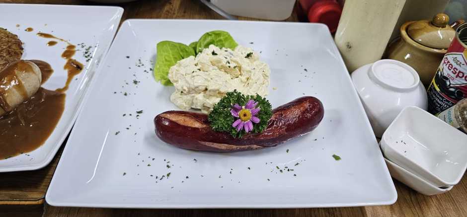 Der St. Galler Schüblig wird mit klassischem Kartoffelsalat und Senf serviert.