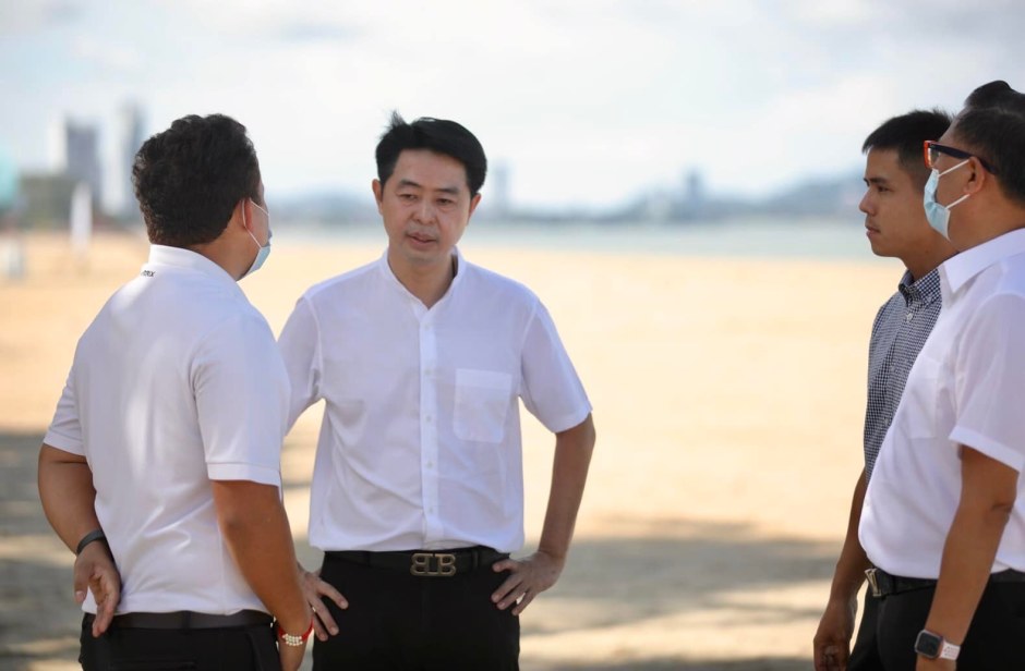 Pattayas Bürgermeister Poramet Ngampichet (2.v.l.) inspizierte am Dienstagmorgen den Na-Jomtien Beach. Bild: PR Pattaya