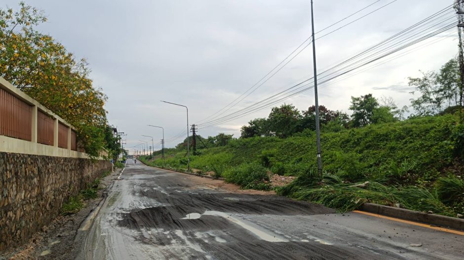 Schlamm und Geröll bedecken nach dem Starkregen die Straße entlang der Bahnlinie in Pattaya. Bild: JS100 Radio