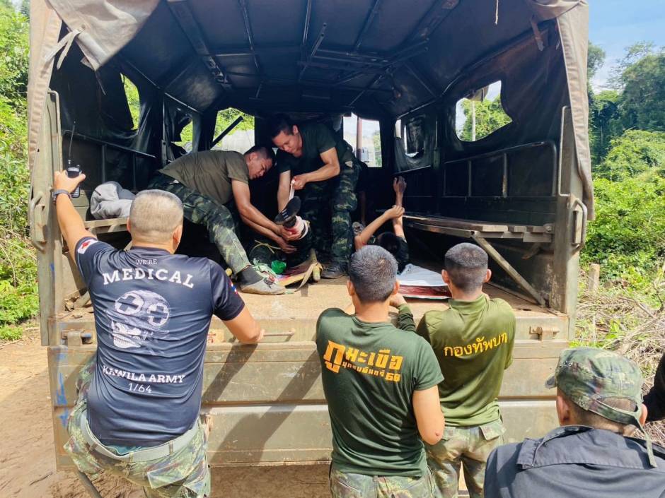 Mediziner und Soldaten leisten Erste Hilfe, bevor der Verwundete ins Krankenhaus von Ubon Ratchathani gebracht wird. Foto: Royal Thai Army