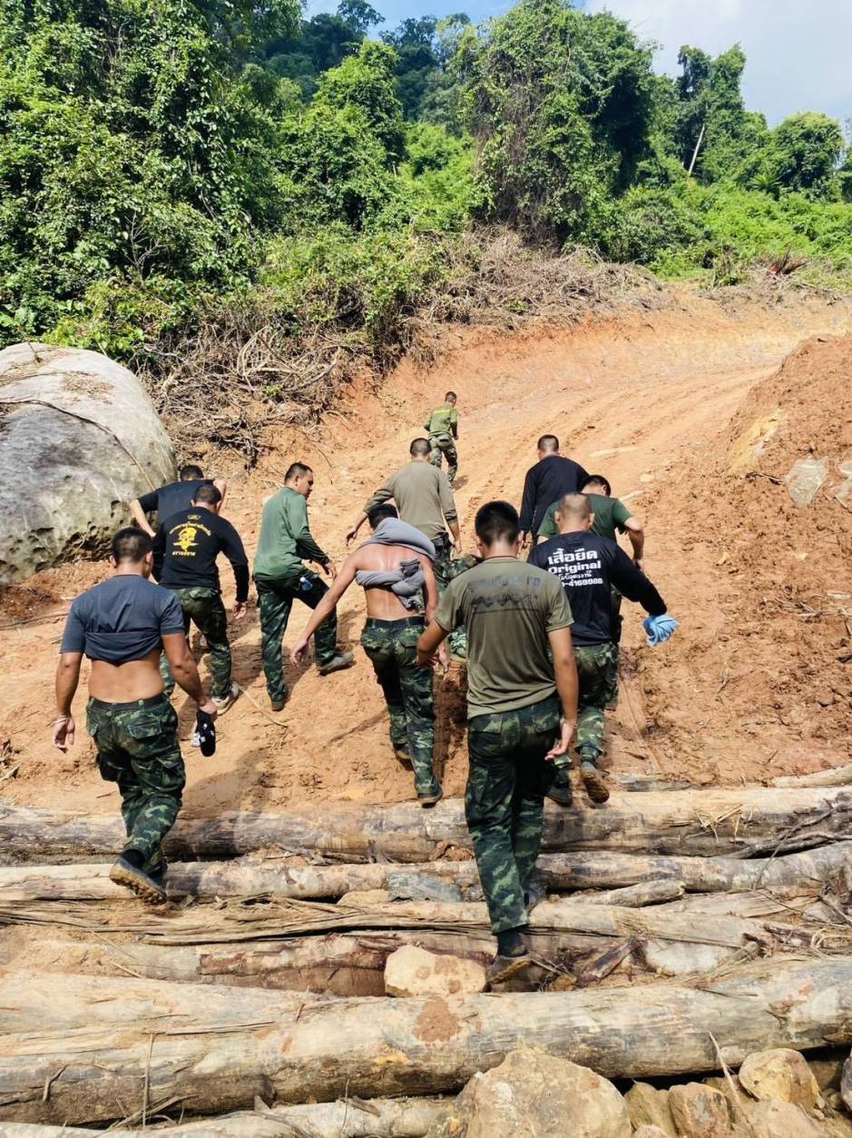 Soldaten der thailändischen Armee bahnen sich den Weg durch unwegsames Gelände nahe der kambodschanischen Grenze. Foto: Royal Thai Army