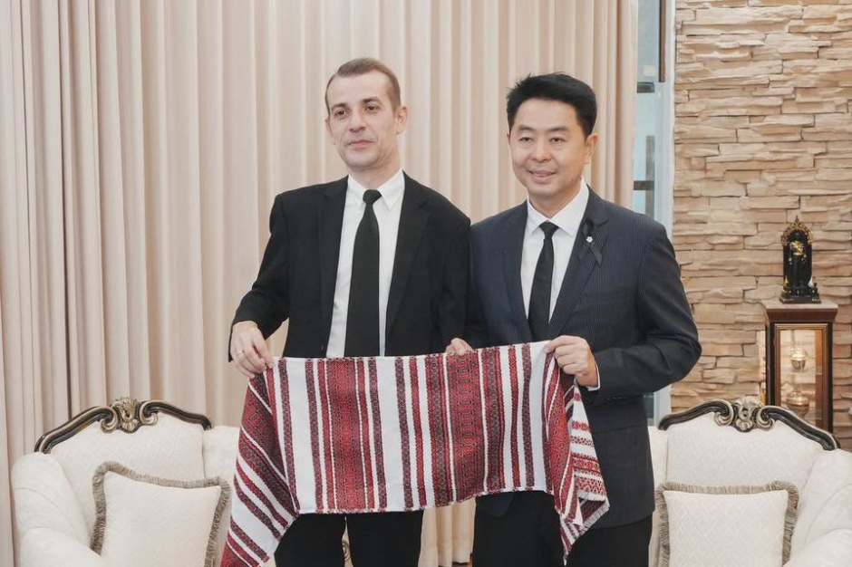 Der ukrainische Botschafter Viktor Semenov und Bürgermeister Poramet Ngampichet tauschen Gastgeschenke als Zeichen der freundschaftlichen Beziehungen aus. Bild: PR Pattaya