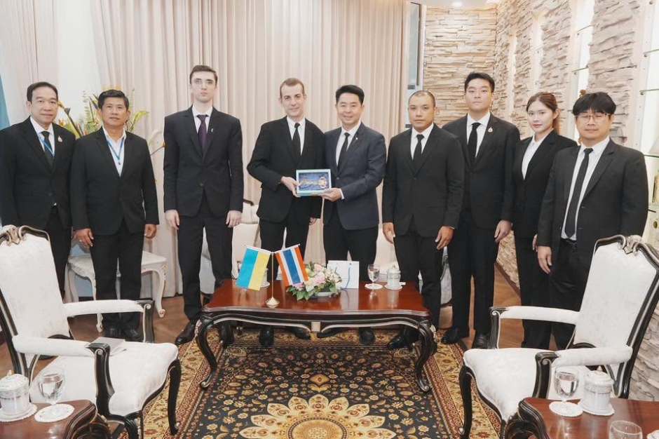 Zum Abschluss des Treffens stellen sich Vertreter der Stadt Pattaya und der ukrainischen Delegation zu einem gemeinsamen Erinnerungsfoto auf. Bild: PR Pattaya