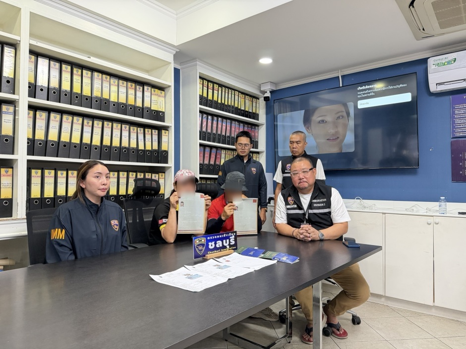 Beamte der Einwanderungsbehörde Chonburi informieren über die Festnahme des südkoreanischen Ehepaars, das per Interpol gesucht wurde. Bild: TMN.TV