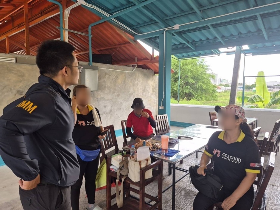 Ermittler der Einwanderungsbehörde überprüfen die Identität der Gesuchten in dem Restaurant, das sie in Pattaya eröffnen wollten. Bild: TMN.TV