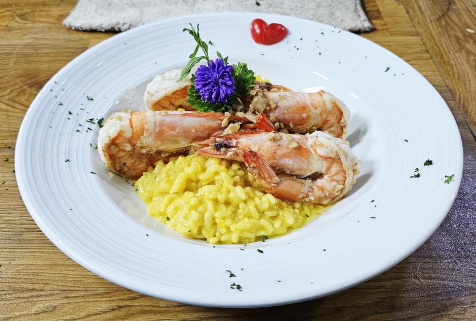Safranrisotto mit in Knoblauch und Weißwein gebratenen Garnelen. Bild: Jaybee’s Swiss Restaurant