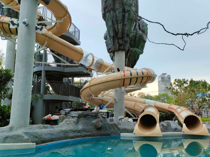 Die Arbeiten im 10.000 qm großen Space Water Park mit mehreren Wasserrutschen sind noch in vollem Gange. Foto: Facebook/KJ2