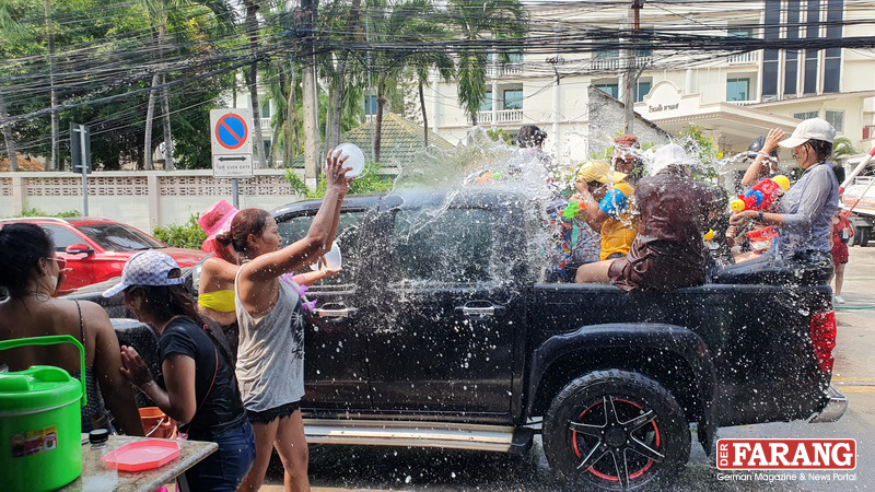 Viele Thais sind mit der ganzen Familie im Pick-up unterwegs und liefern sich mit den feiernden Passanten am Straßenrand fröhliche Wasserschlachten. Foto: Jahner
