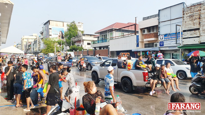 Am 19. April wird Wan Lai in Pattaya gefeiert. Auf allen Straßen der Stadt wird wild mit Wasser gespritzt. Im Bild die Pattaya Klang Road. Foto: Jahner