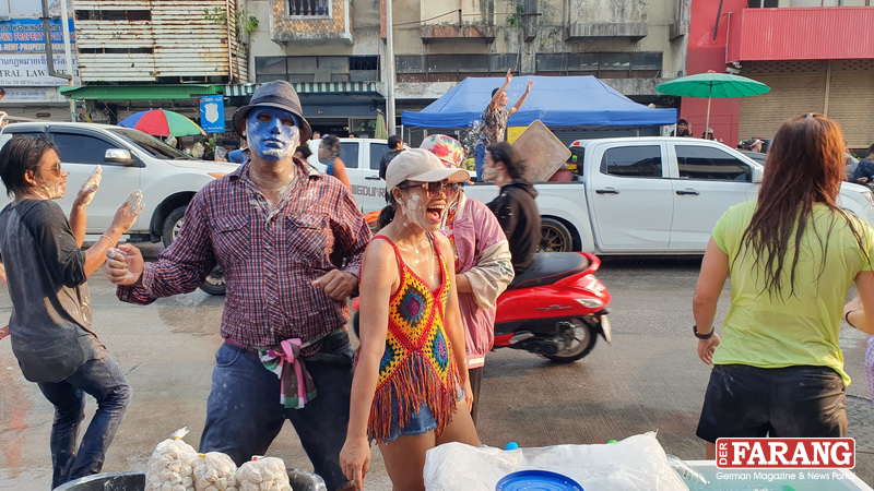 Masken sind ein beliebtes Songkran-Accessoire. Foto: Jahner