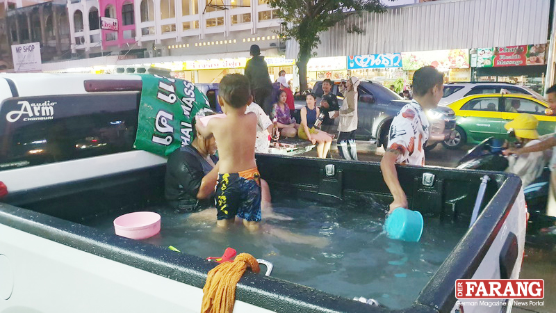 Swimmingpool auf der Pick-up-Ladefläche. Foto: Jahner